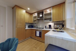 Fridge, microwave, oven, stovetop - Stunning Central London 4-Bed Home Steps from Gym, Iconic Pool and Spa (London)