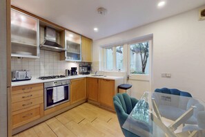 Fridge, microwave, oven, stovetop - Stunning Central London 4-Bed Home Steps from Gym, Iconic Pool and Spa (London)
