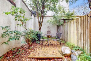 Outdoor dining - Stunning Central London 4-Bed Home Steps from Gym, Iconic Pool and Spa (London)