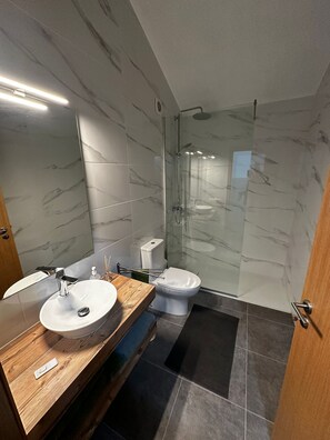 Shower, hair dryer, towels, soap - Quinta de Águas Mortas - Casa do Loureiro (Gestaçô)