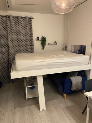 Iron/ironing board, free WiFi, bed sheets