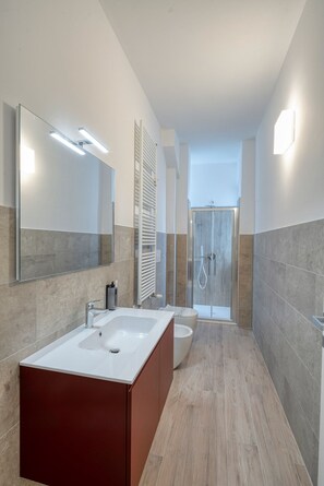 Comfort tweepersoonskamer | Badkamer | Een douche, gratis toiletartikelen, een haardroger, handdoeken