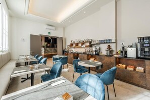 Petit déjeuner buffet (8 EUR par personne)