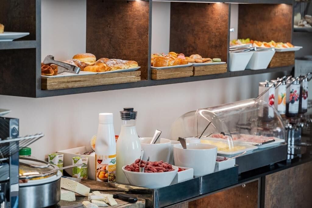 Tägliches Frühstücksbuffet (8 EUR pro Person)
