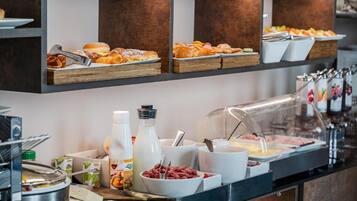 Colazione a buffet, servita tutte le mattine (8 EUR a persona)