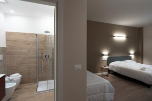 Habitación triple Confort | Caja de seguridad en la habitación, cortinas blackout y insonorización 