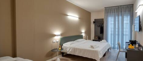 Comfort-Dreibettzimmer | Zimmersafe, Verdunkelungsvorhänge, schallisolierte Zimmer