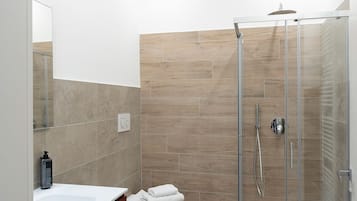 Una cassaforte in camera, tende oscuranti, insonorizzazione