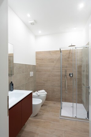 Caja fuerte, cortinas opacas, sistema de insonorización y wifi gratis