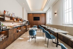 Se ofrece un desayuno bufé (8 EUR por persona)