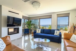 Smart TV - AmphiMatrion, Kriti penthouse luxury apartment, w/ hot tub and Sea View (C5XG+MHV Kalyves, Greece)