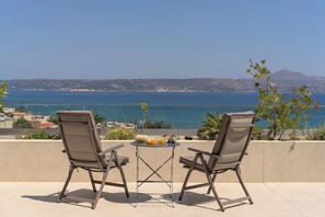 Property grounds - AmphiMatrion, Kriti penthouse luxury apartment, w/ hot tub and Sea View (C5XG+MHV Kalyves, Greece)