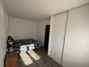 1 habitación, wifi y ropa de cama