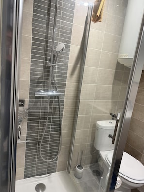 Sèche-cheveux, serviettes fournies, papier toilette