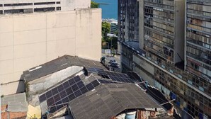 A high-rise building with multiple floors, a rooftop with solar panels, and a view of the sea in the background. - Stylish Loft in Salvador's Historic Center – Walk to Pelourinho (Salvador)