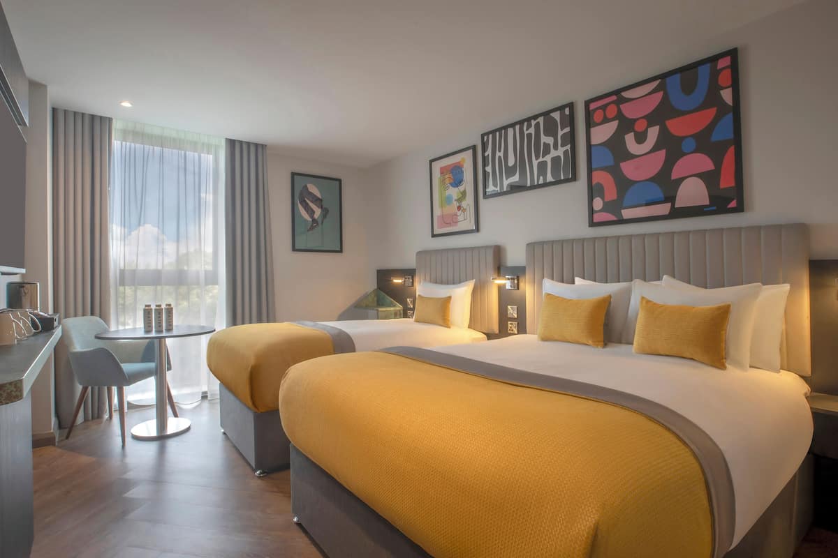 Deluxe Double & Single | Desk, soundproofing, iron/ironing board, WiFi (free)