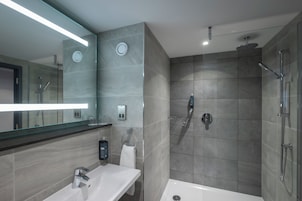 Rainfall showerhead, towels