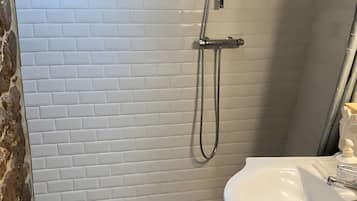 Een douche, een haardroger, handdoeken