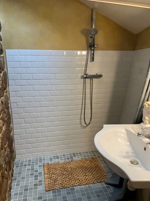 Dusche, Haartrockner, Handtücher