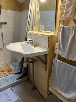 Dusche, Haartrockner, Handtücher