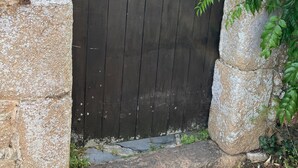A wooden gate with the inscription 'L ENCRE D OR' and the number '315' on a sign. - Guest Room “Île de Bréhat” (Île-de-Bréhat)