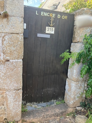 A wooden gate with the inscription 'L ENCRE D OR' and the number '315' on a sign. - Guest Room “Île de Bréhat” (Île-de-Bréhat)