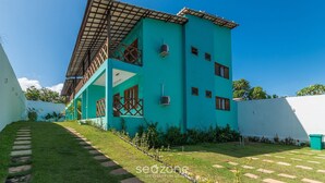 A two-story building with a flat roof and a balcony. - Aprts in a Condomin. w/ Pool and Bbc, Imbassai - Foss (Mata de São João)