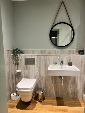 Shower, hair dryer, towels, soap - Beach Retreat | Stylish 1-Bed in Canford Cliffs (Poole)