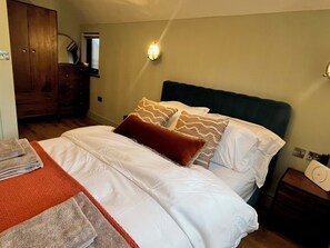 1 bedroom, iron/ironing board, WiFi, bed sheets - Beach Retreat | Stylish 1-Bed in Canford Cliffs (Poole)