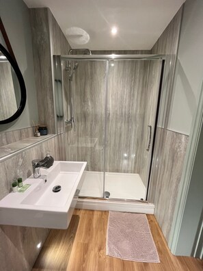 Shower, hair dryer, towels, soap - Beach Retreat | Stylish 1-Bed in Canford Cliffs (Poole)