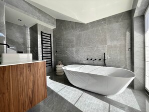 Shower, towels, soap, shampoo - The View Courchevel 1850 (Courchevel)