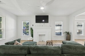 Living area - Meet Me on the M Streets (Dallas)