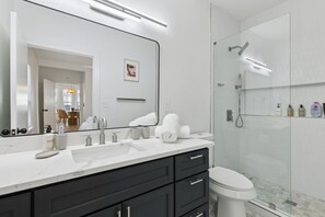 Haartrockner, Handtücher, Seife, Toilettenpapier