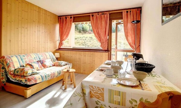 Living area - Bright Studio Direct Access to the Slopes Balcony With Slope View (Les Belleville)