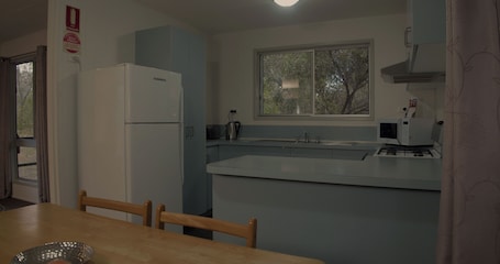 Family Cottage, Garden View | Private kitchen | Microwave. Scenic Rim Motel