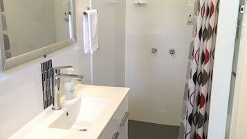 Douche, serviettes fournies, papier toilette