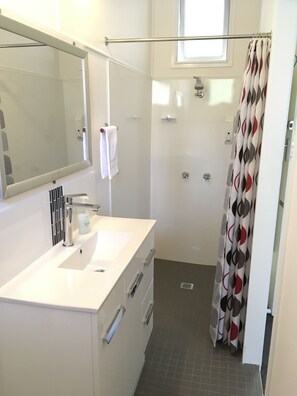 Shower, towels, toilet paper - Scenic Rim Motel  (Aratula)
