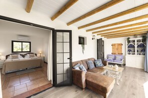 3 bedrooms, in-room safe, iron/ironing board, free WiFi - Casa Anabella by Escape Home (Puerto del Carmen)