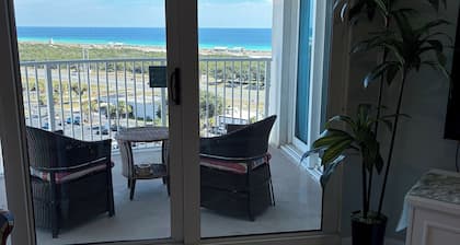 Destin Beach 2 bed 2 bath, heated pool, hot tub, Gulf view, top floor
