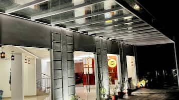 Vista frontal de la propiedad