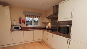Fridge, microwave, dishwasher, cookware/dishes/utensils - High Sea View (Chathill)