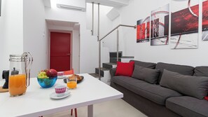 Appartamento (2 Bedrooms) | Area soggiorno | TV 32 pollici con canali via cavo