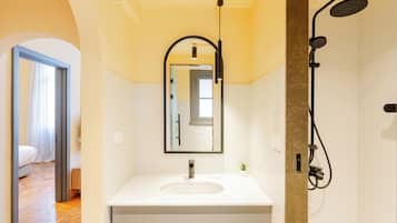 Lejlighed - 1 soveværelse - byudsigt | Badeværelse | Bruser, gratis toiletartikler, håndklæder, Sæbe