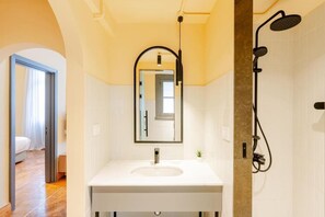 Apartment, 2 Schlafzimmer, Balkon, Stadtblick | Badezimmer | Kostenlose Toilettenartikel, Handtücher, Seife, Shampoo