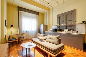 Apartamento City, 2 habitaciones, balcón, vistas a la ciudad | Cocina privada | Frigorífico pequeño