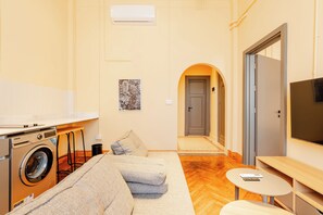 Apartment, 1 Bedroom, City View | Living area