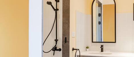 Ducha, artículos de higiene personal gratuitos, toallas y jabón