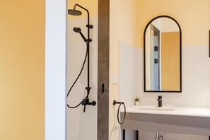 Produtos de toalete grátis, toalhas de banho, sabonete, shampoo