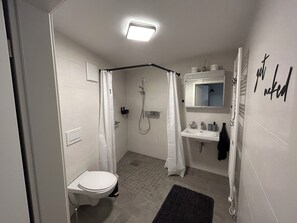 Shower, hair dryer, towels, soap - Cozy vacation apartment in Nideggen-Berg (Nideggen)