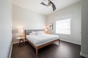 3 Schlafzimmer, Schreibtisch, Bügeleisen/Bügelbrett, Reisekinderbett